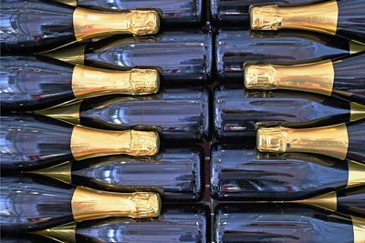 Eine Kiste mit unetikettierten Flaschen. Die besten Sekte können sich mit Champagnern messen. 