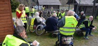 Der Flößerplatz in Muldenberg war am Freitag ein Treffpunkt für die Aktion gegen Barrieren. Bei der Abreise gab es im Zug chaotische Szenen - unter anderem wohl durch den Ausfall eines Triebwagens. 