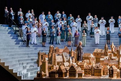 Ein Nürnberg en miniature steht im Mittelpunkt des ersten Akts von Dave Pountneys Inszenierung der "Meistersinger". 
