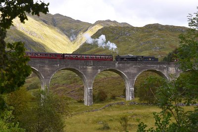 Durch Harry-Potter-Filme weltbekannt: Der Zug auf dem Glenfinnan Viaduct.