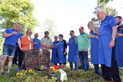 Schnitzer und Angehörige stoßen mit einem Schluck Eierlikör auf Horst Schreiter an. Pfingstsonnabend wäre er 100 Jahre alt geworden.