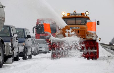 Heftiger Schneefall und stürmischer Wind haben in Mecklenburg-Vorpommern auf zahlreichen Straßen und Gleisen den Verkehr blockiert. 