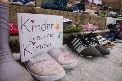 Kinderschuhe vor dem Rathaus in Zwönitz