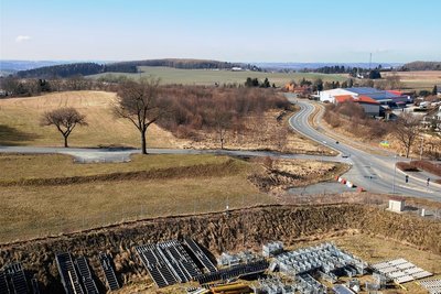 Die gut ausgebaute Otto-Erbert-Straße schlängelt sich von der B 92 heran. Von der Kreuzung (rechts) sollte der Lkw-Verkehr in scharfer Kurve auf die Obermarxgrüner Straße zum Autostandort fließen. Nach Veto der Polizei wird nun ein normgerechter Abzweig (hinter den Absperrungen) gebaut. 