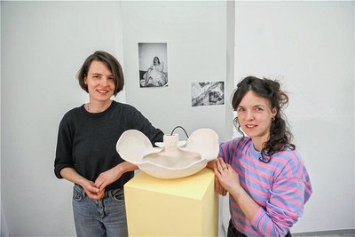 Constanze Kresta (links) und Johanna Bender laden ein, Mentruationsgeschichten zu erzählen. Diese wollen sie später in einer Installation verwenden. Dabei sollen die Geschichten aus Objekten wie einem Becken-Knochen aus Ton (Bild) erklingen.