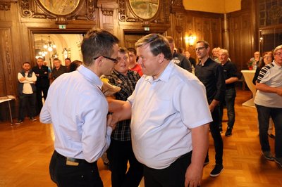 Stefan Czarnecki (l.) gratuliert seinem Herausforderer Sören Kristensen.