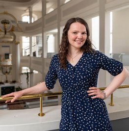 Anja Förster in der Lunzenauer Kirche. Die junge Frau ist die neue Pfarrerin im Ort. Sie hat ihr Vikariat in Niederlichtenau gemacht. 