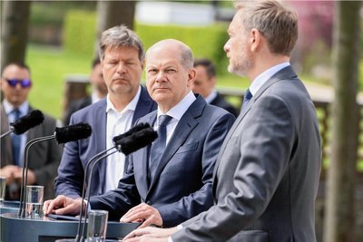 An die Bundesregierung - hier im Bild (v. l.) Wirtschaftsminister Robert Habeck, Kanzler Olaf Scholz und Finanzminister Christian Lindner - soll Aues OB nun einen Forderungskatalog übersenden. 