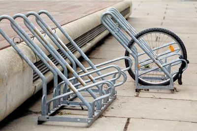 Wie auf diesem Symbolbild, haben die Täter von einem der Fahrräder ein Vorderrad zurückgelassen.