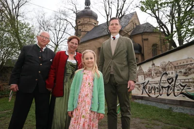 Joachim von Feilitzsch (links) drehte mit seiner Frau Irene, Enkeltochter Emily und seinem Sohn Fabian eine kleine Runde durchs Dorf.