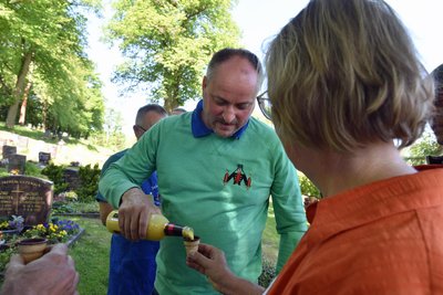 Matthias Aurich schenkt Gudrun Eckardt ein.