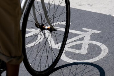 Nach einem Fahrradunfall in Chemnitz sucht die Polizei Zeugen.