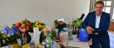 Ralf Schreiber mit den Geschenken zum 60. Geburtstag. 