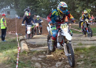 Dichtes Gedränge herrscht auf der Amtsberger Strecke häufig am Baumfeld. In diesem Rennen der Klasse 7 vor zwei Jahren führt der Amtsberger Tom Schaarschmidt (Nummer 720) das Feld an. 