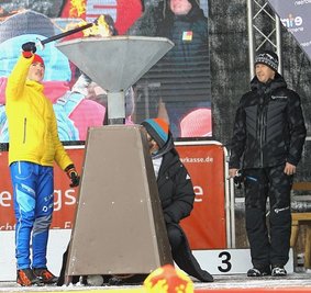 Auf Landkreisunterstützung darf stets der Kreissportbund fürs Ausrichten der Erzgebirgsspiele bauen. 2022 - wie bei Olympia - gab es sogar zum Beginn ein Entzünden der Flamme. Die Ehre wurde dem Biathleten Max Bauer vom WSC Erzgebirge Oberwiesenthal zuteil. 