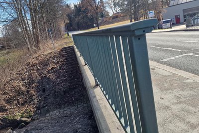 Die Brücke über die Treba in Treuen wird saniert: Der Beton wird erneuert und das Geländer.