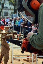 Beim Speedcarving-Wettbewerb in Gelenau dabei: Steffen Rupf aus Adorf und sein Erdmännchen.