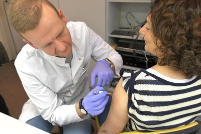 Von wegen nur ein kleiner Pieks! 0,5 Milliliter Serum injiziert Apotheker Dima Kuzmenka Redakteurin Susanne Plecher in seiner Glückauf-Apotheke in Freiberg.