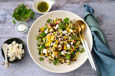 Die Mangowürfel leuchten wie Sonnenstrahlen aus dem Linsensalat. 