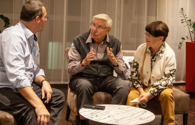 Während der Eröffnung der Jubiläumsausstellung des Fotoclubs Vogtland im Hotel Am Straßberger Tor: Ehrenmitglied Klaus Tanneberger (Mitte), eines der ältesten Mitglieder des Vereins, beim Fachsimpeln. 