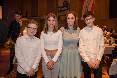 Skispringerin Selina Freitag stand nach der Gala gerne für gemeinsame Fotos mit den vogtländischen Nachwuchssportlern bereit.