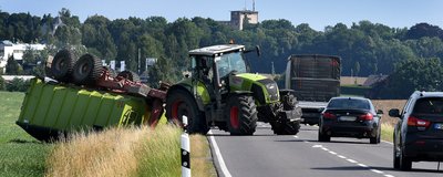Der Anhänger eines Traktors ist am Dienstag gegen 9 Uhr auf einem Feld an der Staatsstraße zwischen Ottendorf und Mittweida umgekippt.