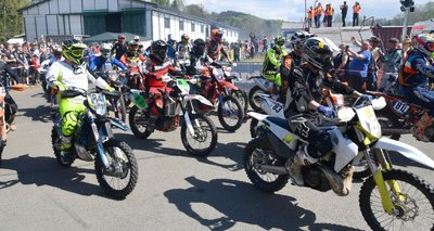 Spektakel in Lichtenberg: Knapp 400 Geländesportler waren am Sonnabend zur 14. Auflage der Enduro-Challenge an den Start gegangen. Zahlreiche Zuschauer säumten beim Rennen über vier Stunden sowie beim anschließenden Epilog die Strecke. 