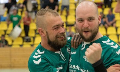 Geschafft! Tobias Haufe (r.) und Franz Schuster bejubeln den Einzug der HSG Freiberg II ins Finale des Sachsenpokals. 