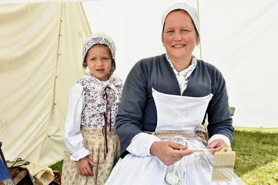 In Landwüst mit dabei: Kammweberin Birgit Wiedler mit ihrer Tochter Pauline aus Marbach.
