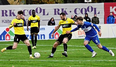 Tim Limmer (am Ball) verlor mit seinem VFC Plauen mit 0:3 beim VfB Krieschow. Vor allem die Schiedsrichterentscheidungen sorgten bei den Vogtländern für Unmut. 