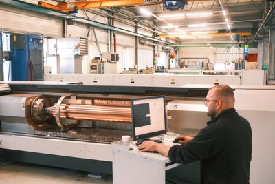 Blick in die Lasergravur der SWG: Hier werden Druckzylinder für den industriellen Tiefdruck hergestellt.