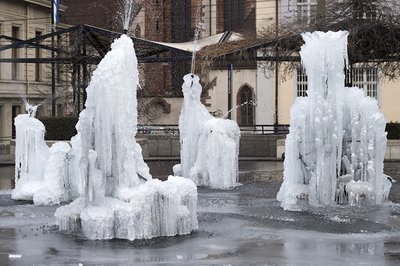 Der Fasnachtsbrunnen (auch Tinguely-Brunnen) auf dem Theaterplatz in Basel ist nach der bisher kältesten Nacht der aktuellen Wintersaisonam teilweise vereist.