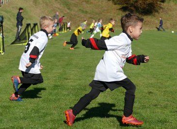 Jede Spielrunde beginnt beim Funino damit, dass die Kinder von der Grundlinie zum Ball sprinten. 
