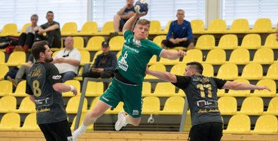 Dynamisch: Marc Schreiber (M.) konnte sich beim 26:25 der HSG II gegen Cunewalde dreimal in die Torschützenliste eintragen. 