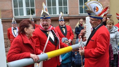 Faschingsauftakt im November 2016: Die Rathauschefin übergibt den symbolischen Rathausschlüssel ohne Murren an die Narren. 