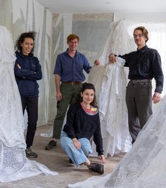 Amina Coraro, Albert Gouthier, Gleb Konkin-von-Serebrowski und Virginia Lorenzetti (von links) mit Kunst aus dem Villa-Fundus. 