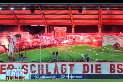 Einer der Höhepunkte in der GGZ-Arena: die Fan-Coreo zu Ehren der Europapokal-Helden der BSG Sachsenring vor 50 Jahren.
