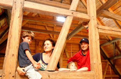 Die Eltern Elisabeth Kraus und Michael Scheitzbach mit ihren Kindern André und Anna-Lena. Die Familie freut sich, am Sonntag den ausgebauten Heuboden in der alten Scheune zu präsentieren. Beim Ausbau spielte Holz, das das diesjährige Thema des Denkmaltags ist, eine zentrale Rolle.