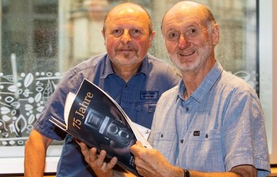 Clubchef Jürgen Zorn (rechts) und sein Vize Bernd Hegner blättern in der druckfrischen Broschüre, die sich der Fotoclub Vogtland zu seinem Jubiläum gegönnt hat. 