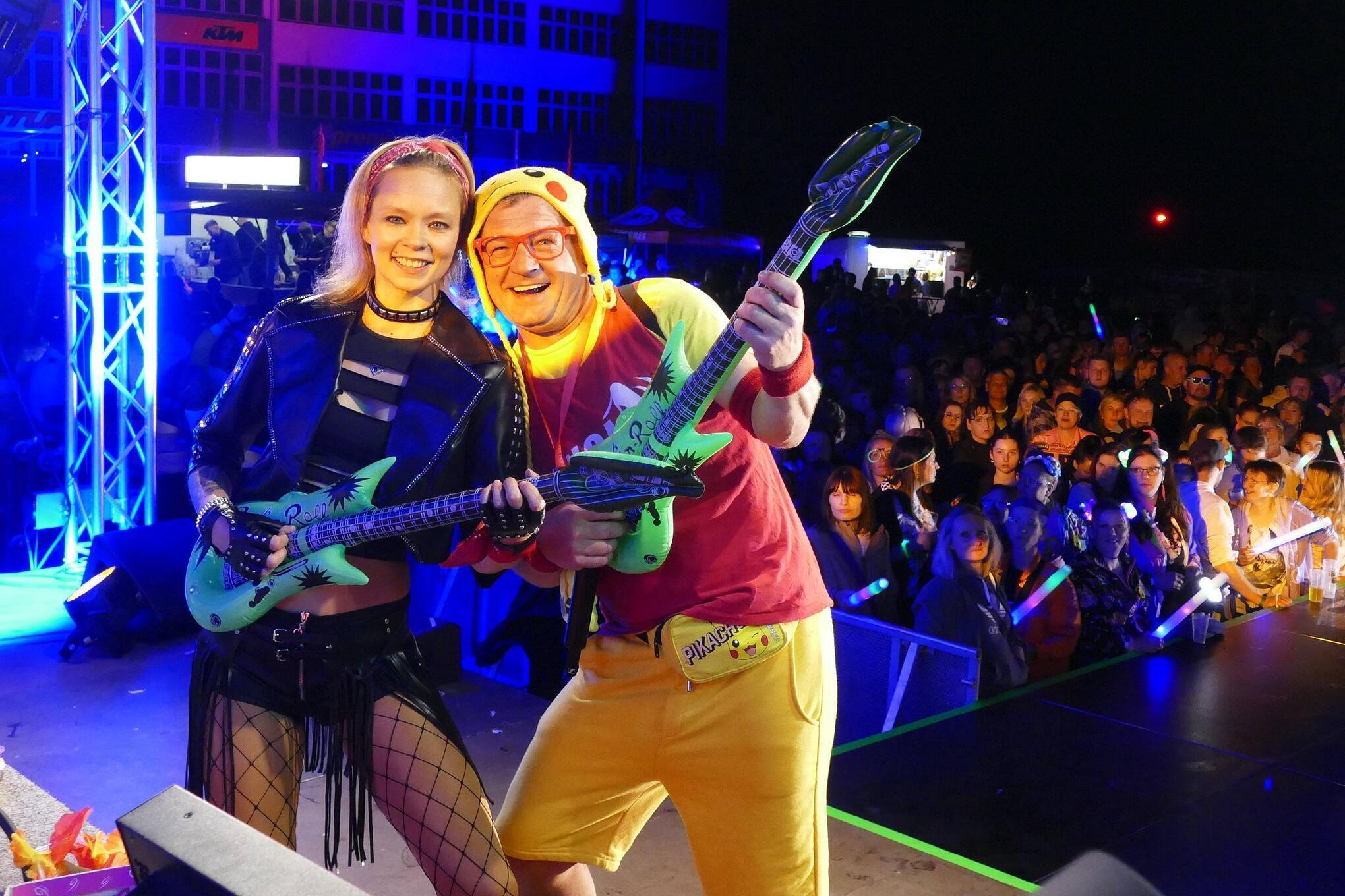 Venga-Venga-Riesige-Party-im-Erzgebirge-bringt-das-alte-MZ-Werk-zum-Beben