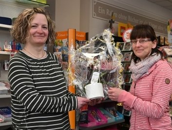 Anett Hofmann (l.), Geschäftsstellenleiterin Freiberg, gratuliert Katja Dierbeck zum neuen Angebot der "Freien Presse". 
