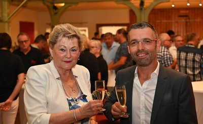 Stießen mit einem Glas Sekt auf die gemeinsame Zukunft an. Denn Daniel Bergert kündigte seiner Amtsvorgängerin Renate Naumann an, sie auch künftig als Telefonjoker anzurufen, wenn Rat gebraucht wird.