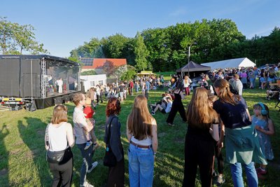 Am frühen Samstagabend hatte sich das Festivalgelände schon gut gefüllt.