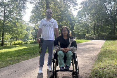 Ahmed A. wurde bei dem Angriff im August 2024 leicht verletzt. Bis heute meidet er die Schloßteichinsel. Fatima M. war bei dem Vorfall dabei und sagte vor Gericht als Zeugin aus.