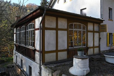 Schon äußerlich ein Hingucker: der alte Wintergarten mit Fachwerk und Rundbogenfenstern.