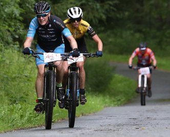Beim Erzgebirgsradrennen 2021 innerhalb der Treibjagd im Dunkelwald gehörten Dennis Sczudlek und Lena Mautsch zu den Startern, die sich über die Berge quälten. 