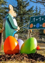 Am Pyramidenplatz im Reichenbacher Ortsteil Friesen hat der örtliche Heimatverein mit einer nagelneuen Hasenschule für vier Häschen für einen besonderen Hingucker gesorgt. 