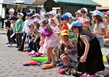 Die Kinder der Grundschule mit ihrem Programm zum Auftakt beim 11. Rochlitzer Händlerherbst.
