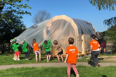 Die Sauna wurde bereits geliefert und von den Kindern ausgepackt.
