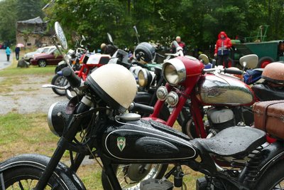 Etwa 50 Biker schauten mit ihren historischen Motorrädern am Veranstaltungsgelände nahe der Floßmühle vorbei.